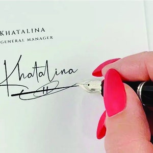 Pode incluir: Um close-up de uma mão assinando seu nome "Khatalina" com uma caneta-tinteiro. O texto "Khatalina General Manager" está impresso acima da assinatura.