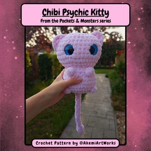 Pode incluir: Um gato de pelúcia rosa claro de crochê com grandes olhos azuis e uma cauda longa. O texto "Chibi Psychic Kitty" é exibido acima do gato, com "From the Pockets & Monsters series" abaixo. O texto "Crochet Pattern by @AkemiArtWorks" está na parte inferior.