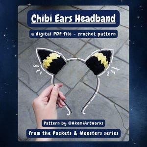 Pode incluir: Uma faixa de cabeça Chibi Ears de crochê preta e amarela. A faixa de cabeça é um padrão de crochê de arquivo PDF digital. O texto na imagem diz "Chibi Ears Headband" e "a digital PDF file - crochet pattern". O padrão é de @AkemiArtWorks da série Pockets & Monsters.