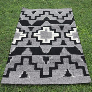 Alfombra Kilim geométrica tejida a mano de 3x5, alfombra moderna tribal gris.