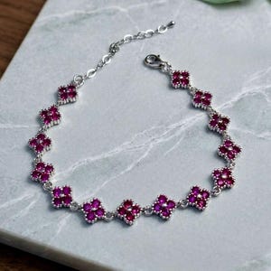 925 Silver Rubin Blomma Armband, Rött Blommigt Armband, Elegant Silverarmband, Minimalistiska Smycken, Romantiskt Armband, Present till Henne