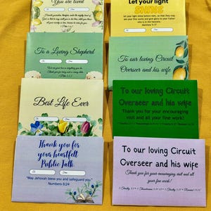 Puede incluir: Una colección de tarjetas de felicitación coloridas con varios mensajes e ilustraciones florales o de frutas. Las tarjetas presentan frases como "You are loved", "Best Life Ever" y "Thank you for your heartfelt Public Talk."