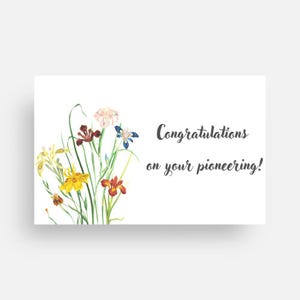 Puede incluir: Una tarjeta de felicitación blanca con un diseño floral en acuarela y el texto "¡Enhorabuena por tu trabajo pionero!". Las flores son amarillas, rojas, rosas y azules, con tallos verdes.