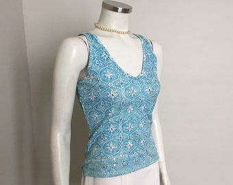 Haut en tricot sans manches à col en V et imprimé exotique d'inspiration marocaine blanc turquoise avec sequins M VFG