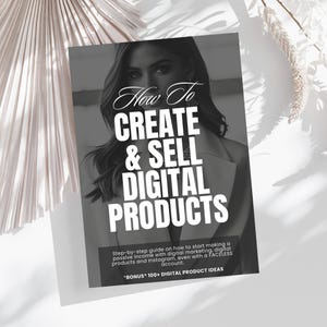 以下が含まれることがあります： 「How To CREATE & SELL DIGITAL PRODUCTS」と「Step-by-step guide on how to start making a passive income with digital marketing, digital products and Instagram, even with a FACELESS account.」と「*BONUS 100+ DIGITAL PRODUCT IDEAS」のテキストが書かれた女性の白黒画像。