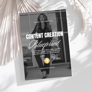 Könnte beinhalten: Ein Schwarzweißbild einer Frau, die vor einem Gebäude steht. Der Text "CONTENT CREATION Blueprint" ist in großen, fetten Buchstaben. Der Text "HOW TO CREATE COMPELLING CONTENT THAT CAPTIVATES YOUR AUDIENCE & CONVERTS LEADS INTO CUSTOMERS" befindet sich unter dem Titel. Der Text "PRIVATE LABEL RIGHTS | PLR" befindet sich in der oberen rechten Ecke. Der Text "@NOVICESOCIALHUB" befindet sich in der unteren rechten Ecke. Ein goldenes Siegel mit dem Text "PLR" befindet sich in der Mitte des Bildes.