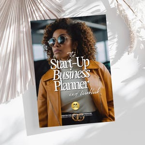 Op de afbeelding: Een business planner getiteld "The Start-Up Business Planner and Workbook" met een vrouw die een zonnebril en een bruine leren jas draagt. De planner bevat de tekst "PLR Rights Included" en is ontworpen voor beginnende ondernemers.