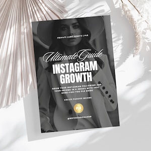 Op de afbeelding: Een zwart-witte afbeelding van een vrouw met een hoed en jas. De afbeelding is een omslag voor een digitaal product met de titel "Ultimate Guide Instagram Growth". De tekst op de omslag luidt: "Vergroot je Instagram-volgers en je inkomen in 4 weken met deze kant-en-klare PLR-gids. Creëer passief inkomen. @novicesocialhub"