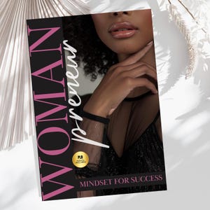 Pode incluir: Uma capa de livro com o título "WOMANpreneur" em texto rosa e branco sobre um fundo preto. A capa apresenta uma foto de uma pessoa com pele escura e um vestido preto. O texto "MINDSET FOR SUCCESS" está na parte inferior.