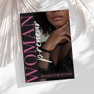 Könnte beinhalten: Ein schwarzer und pinkfarbener Motivationsposter mit dem Text "WOMANpreneur" und "MINDSET FOR SUCCESS". Der Poster zeigt eine Nahaufnahme des Gesichts und der Hand einer Frau.