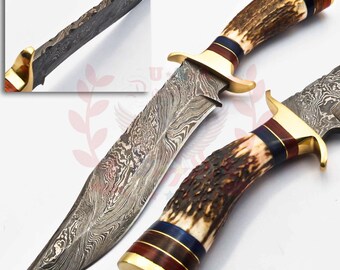Cuchillo de caza artesanal de acero de Damasco con mango de asta de ciervo y funda de cuero. La forma del clip puede variar respecto a las fotos.