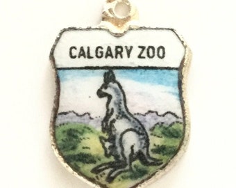 kangaroo - Vintage Silver Enamel Calgary Zoo Canada Silver Souvenir Travel Shield Bracelet Crest Charm - Silver Plated