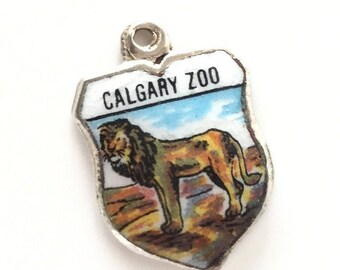 Lion  Vintage Silver Enamel Calgary Zoo Canada Souvenir Travel Shield Bracelet Crest Charm - Silver Plated