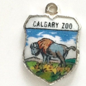 Buffalo Vintage Silver Enamel Calgary Zoo Canada Souvenir Travel Shield Crest Bracelet Charm -Silver Plated