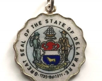 Delaware State Seal Souvenir Enameled Travel Bracelet Charm Silver with Scalloped Edge. Dime size.