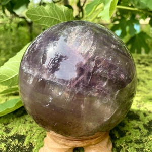 Regenbogen Fluorit Kristallkugel mit Basis, natürliche Kristallkugel, Heilkristall Meditation Dekor, Energie Ausgleich, Einzigartiges Geschenk für Freunde