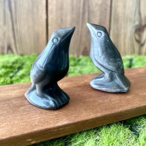 Silver Obsidian Raven Carving Sculpture, Crystal Bird Figurine, Raven Totem Animal Spirit Guide for Protection Spiritual Decor Desk Ornament