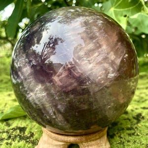 Regenbogen Fluorit Kristallkugel mit Basis, natürliche Kristallkugel, polierter Heilstein, Meditation Decor, Energieausgleich, spirituelles Geschenk