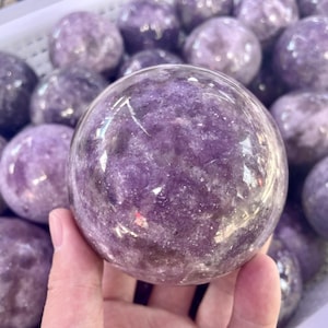 Sfera di lepidolite naturale con supporto, sfera di cristallo in mica viola lucidata, campione minerale, sfera di cristallo per la guarigione dei chakra, regali di cristallo