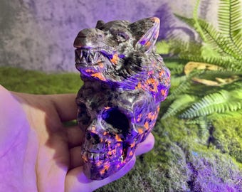 Yooperlite 狼と頭蓋骨の彫刻、手作りの天然クリスタルの置物、形而上学的なクリスタル動物の頭蓋骨の装飾、癒しのクリスタルギフト