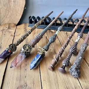 Gepersonaliseerde toverstaf, handgemaakte natuurlijke kristallen toverstokken, hekserijkostuum rekwisieten, replica toverstaf, aangepaste kristallen cadeaus voor kinderspeelgoed
