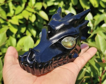 ラブラドライトの目を持つ黒曜石のドラゴンの頭蓋骨 ゴシックファンタジー装飾 神秘的なドラゴンの置物 スピリチュアルな保護トーテム 異教の祭壇画