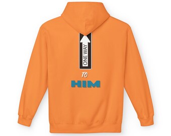 Könnte beinhalten: Orangefarbener Kapuzenpullover mit dem Text "ONE WAY" über einem nach oben zeigenden Pfeil und den Worten "TO HIM" in Blau darunter. Der Hoodie hat eine Kapuze und lange Ärmel.
