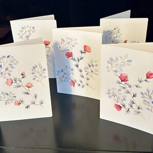 Flores aquareladas pintadas à mão em um cartão em branco com envelope. Feito com Amor.