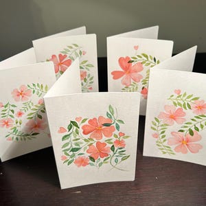 Cartão em branco aquarela de coração de dia dos namorados pintado à mão com envelope. Conjunto de 5.