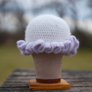 Gehaakte muts met ruches aan de rand - &quot;Lavender Breeze&quot;