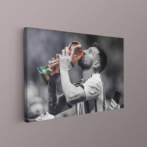 Pôster em tela de Lionel Messi, pôster da Copa do Mundo de 2022, lenda do futebol argentino, pôster do jogador de futebol, presente de futebol, Messi beijando a Copa do Mundo