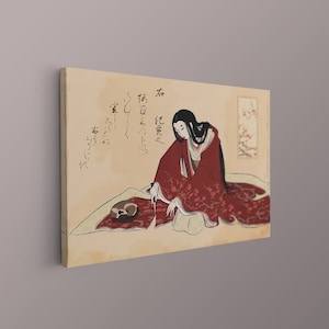 Puede incluir: Una mujer con un kimono rojo se sienta en el suelo con un cuenco peque&ntilde;o delante de ella. El fondo es beige claro con caligraf&iacute;a japonesa en tinta negra. La caligraf&iacute;a dice "La luna es hermosa, pero las flores tambi&eacute;n son hermosas."