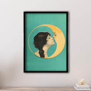 Op de afbeelding: Een vintage illustratie van een vrouw die een halve maan kust. De vrouw heeft donker haar en draagt een witte jurk. De maan is geel en heeft een menselijk gezicht. De achtergrond is tealblauw.