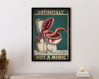 Könnte beinhalten: Ein Vintage-Poster mit einer Toilettenschüssel, die einen monströsen, zahnigen Mund und eine lange, rote Zunge hat. Der Text auf dem Poster lautet "Definitely Not A Mimic".