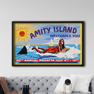 Pôster de tela emoldurado Amity Island “Help! Shark” Jaws – Cena icônica de ataque de tubarão para amantes de filmes e decoração de parede costeira