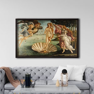 Puede incluir: Una reproducción enmarcada de la pintura El nacimiento de Venus de Sandro Botticelli. La pintura representa a una mujer desnuda de pie sobre una concha de vieira gigante, con el viento soplando su cabello y una túnica fluida. Dos figuras, una figura alada y una mujer con un vestido fluido, están en el fondo.