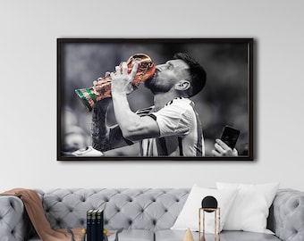 Gerahmtes Lionel Messi Poster, WM 2022 Poster, argentinische Fußballlegende, Fußballspieler Poster, Fußball Geschenk, Messi küsst die WM