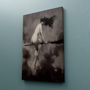 以下が含まれることがあります： ほうきに乗って飛んでいる女性の白黒の絵。女性は裸で、長く流れるような髪をしています。背景は暗く、嵐の空です。