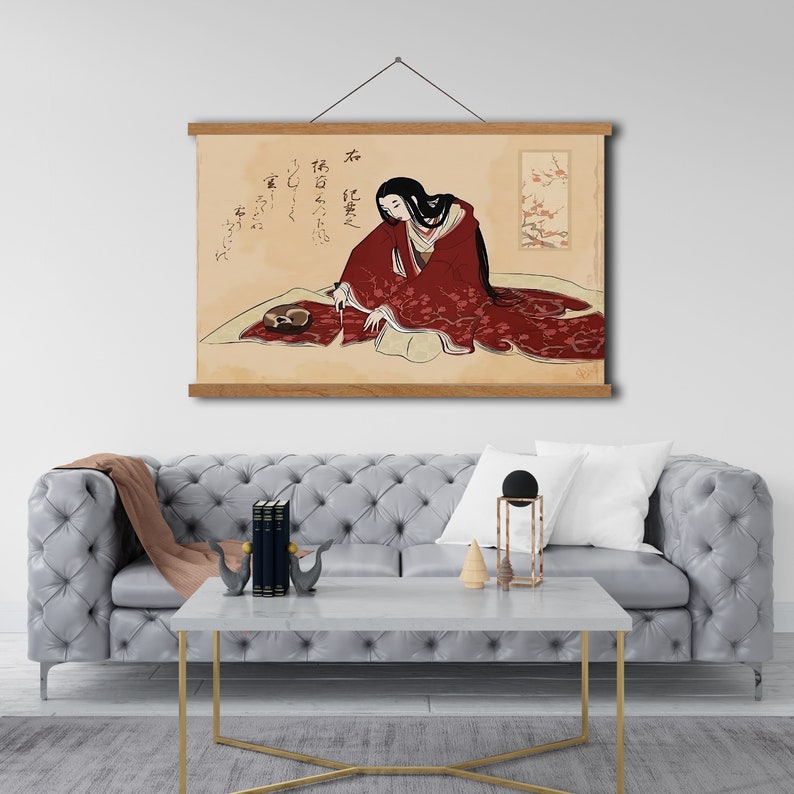 Puede incluir: Una ilustraci&oacute;n de estilo vintage de una mujer con un kimono rojo sentada en una alfombra estampada. La mujer sostiene un pincel y parece estar pintando. La imagen est&aacute; enmarcada con un marco de madera y colgada en una pared blanca.