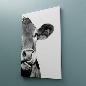 Lustige Kuh Leinwand Kunst | Schwarzweißer Bauernhof Tierdruck | Minimalistisches Landdekor | Zunge raus Kuh Poster | Rustikales Küchen Kunstwerk
