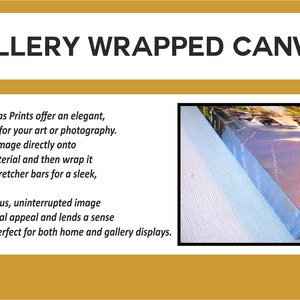 Puede incluir: Primer plano de una impresi&oacute;n en lienzo envuelta alrededor de barras de camilla de madera. El lienzo est&aacute; estirado firmemente y los bordes est&aacute;n cuidadosamente metidos. La impresi&oacute;n muestra una escena de paisaje colorida.