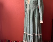 Vintage 1970 s Green Calico Gunne Sax by Jessica McClintock Prairie Maxi Dress with Lace-Up Bodice Multi-Tiered Skirt Trimmed with Lace