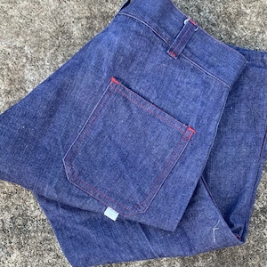 Vintage 1970er Jahre NOS Seafarer-Style All-Cotton Denim Navy / Sailor High Rise Jeans mit weitem Bein und roten Nähten / Größe 35x33 / Unisex Jeans