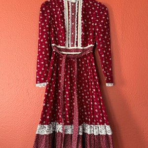Vestido estilo pradera de algodón calicó rojo oscuro estilo Gunne Sax vintage de los años 70 con cinta color crema y borde de encaje/etiqueta talla 4 o extra pequeña/cottage core