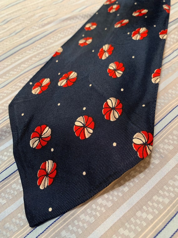 Early 40s Van Heusen Van Cruise Neck Tie