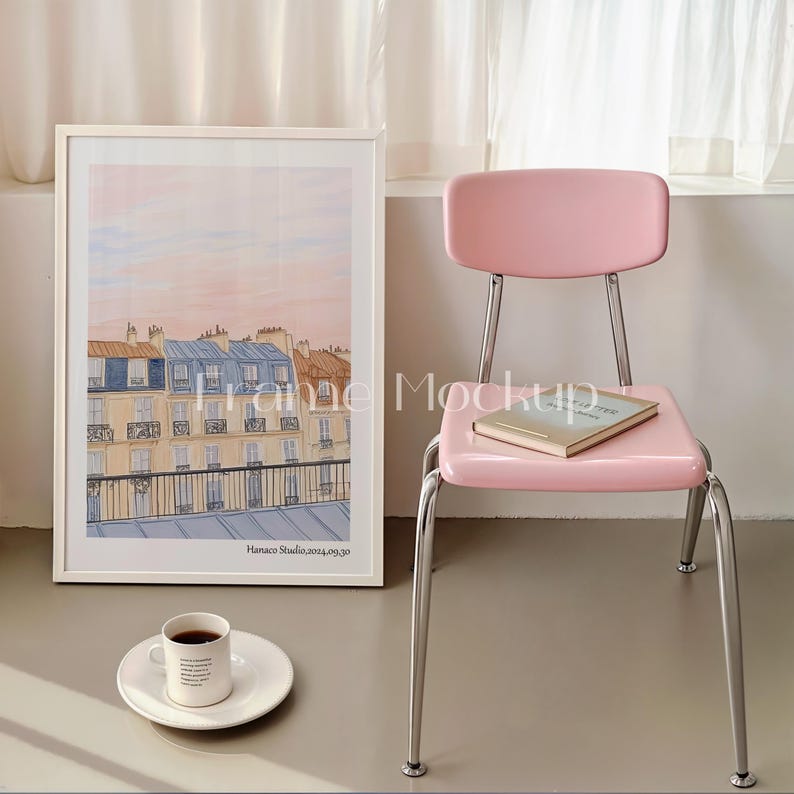 Puede incluir: Una impresi&oacute;n enmarcada en blanco de una pintura de acuarela de un paisaje urbano parisino con una silla rosa y un libro en el asiento. La silla tiene patas cromadas y un asiento rosa. La impresi&oacute;n tiene el texto "Hanseo Studio.2021.09.30" en la esquina inferior derecha.