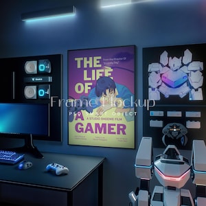 Puede incluir: Un póster de película enmarcado en negro con un fondo rosa y morado. El póster presenta un personaje de dibujos animados con cabello azul y una camisa blanca. El título de la película es "The Life of a Gamer".
