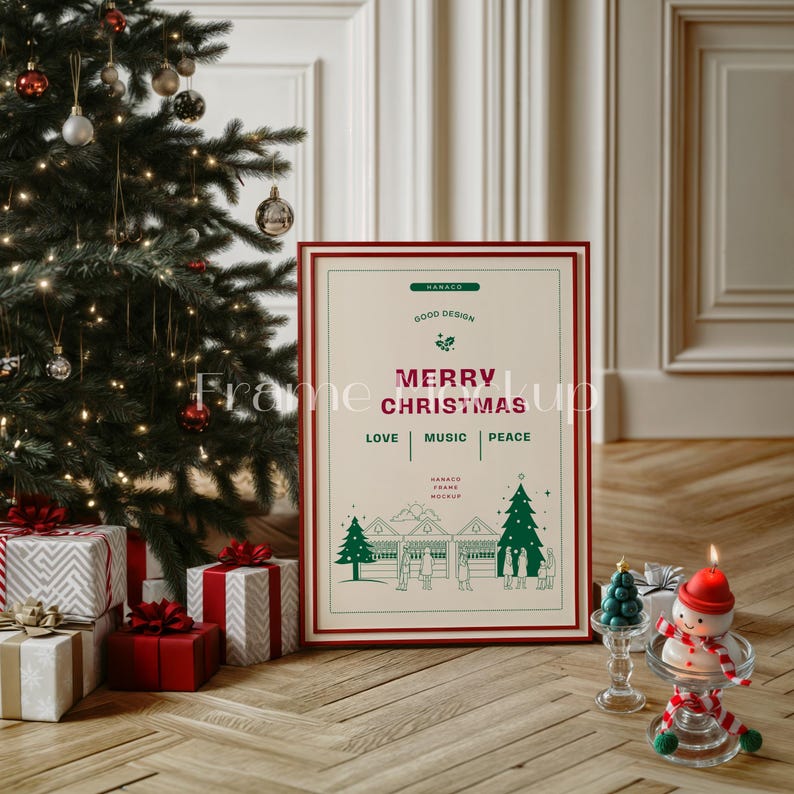 K&ouml;nnte beinhalten: Ein roter gerahmter Poster mit wei&szlig;em Hintergrund und dem Text "Merry Christmas" in Rot. Der Poster enth&auml;lt auch die Worte "Love, Music, Peace" und eine kleine Illustration eines Weihnachtsmarktes mit Menschen und B&auml;umen. Der Poster lehnt an einer wei&szlig;en Wand neben einem Weihnachtsbaum mit Geschenken darunter.