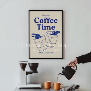 Könnte beinhalten: Ein gerahmtes Poster mit den blauen Worten "Coffee Time", das zwei Cartoon-Kaffeetassen zeigt. Eine Kaffeemühle, zwei orangefarbene Tassen und ein schwarzer Wasserkocher sind ebenfalls zu sehen, was auf ein Kaffee-Thema hindeutet.