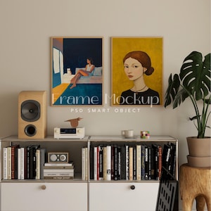 Op de afbeelding: Twee ingelijste schilderijen aan een witte muur boven een boekenkast met boeken, een stereo en een potplant. Het schilderij aan de linkerkant toont een vrouw die op een bank zit met een kat. Het schilderij aan de rechterkant toont een vrouw met een gele achtergrond.